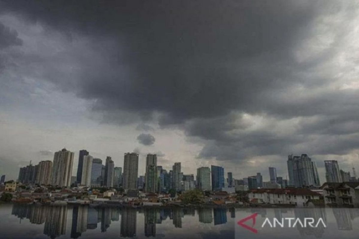 Hujan berpeluang mengguyur sejumlah kota besar di Indonesia