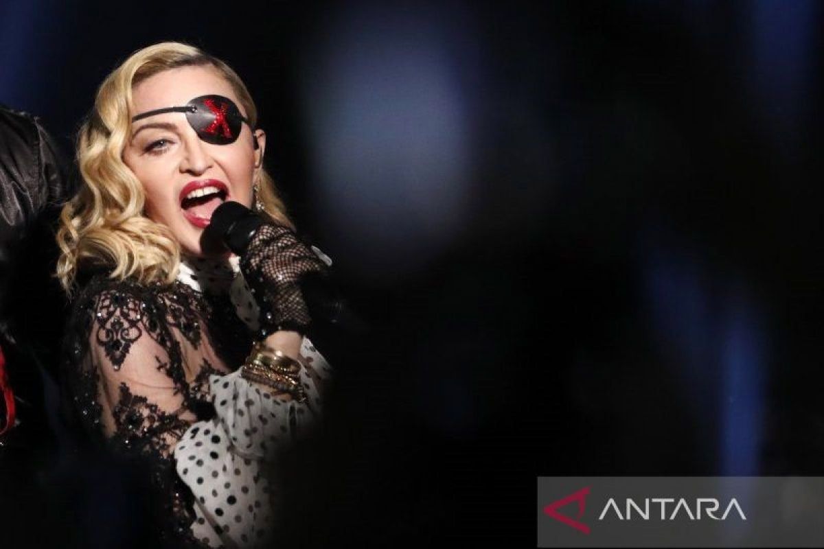 Madonna umumkan tunda tur konser usai masuk ICU, kini mulai pulih