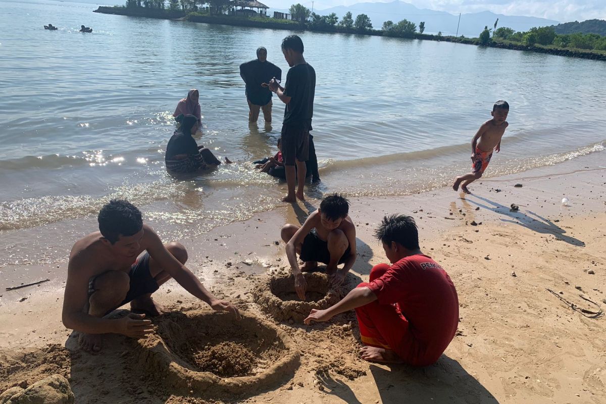 Objek wisata pantai di Pesawaran Lampung ramai dikunjungi wisatawan libur Idul Adha