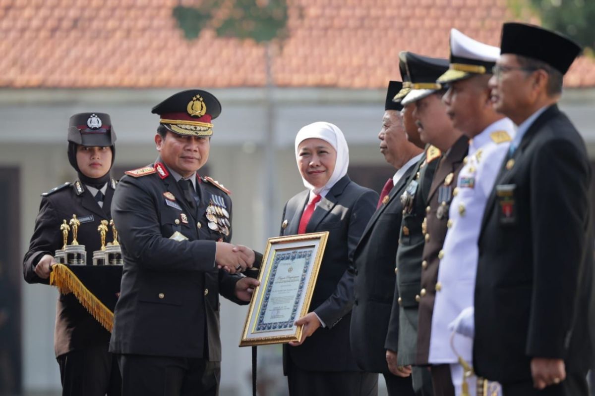 Kapolda beri penghargaan kepada Forkopimda Jatim di Hari Bhayangkara