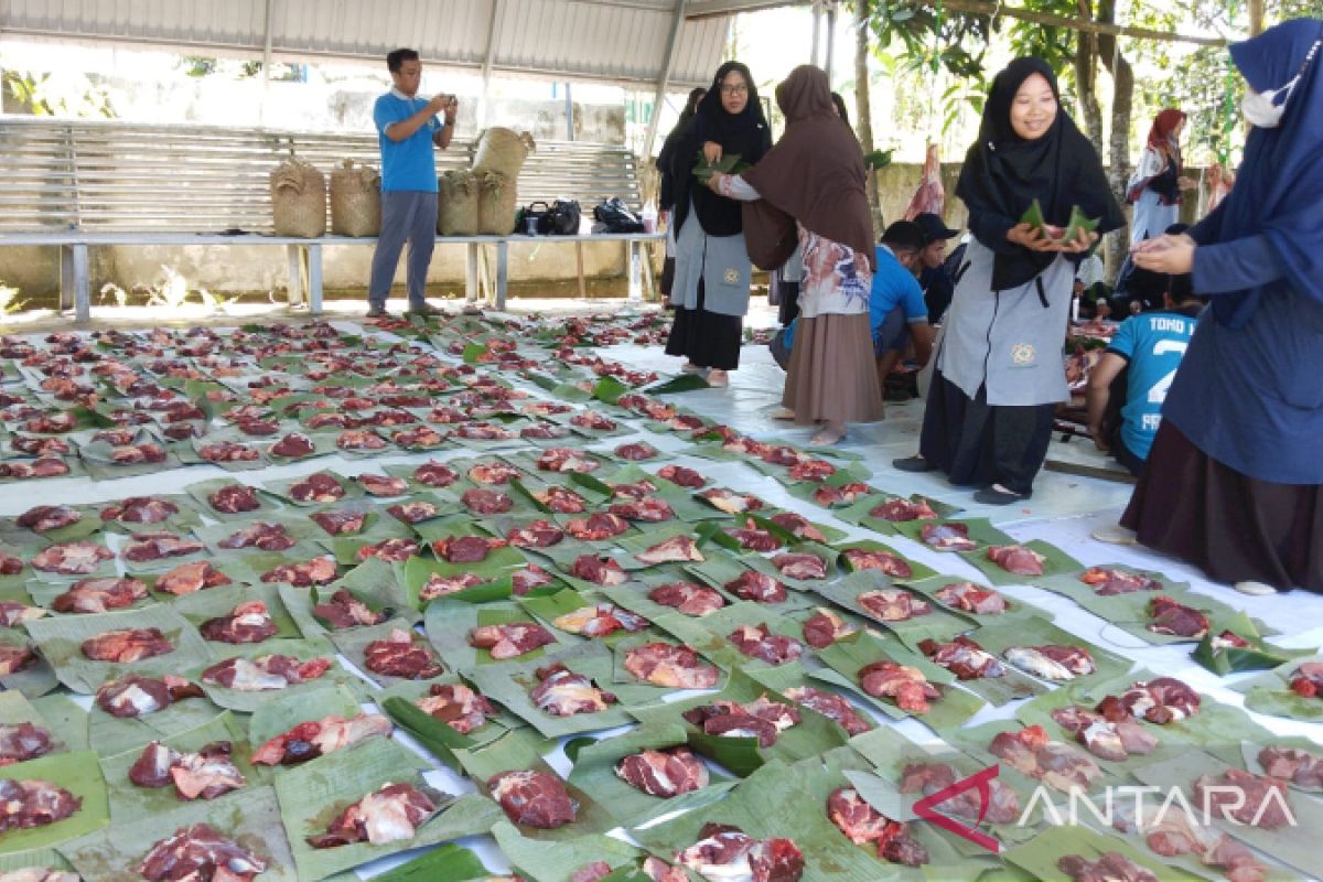 Kurangi sampah plastik, Upz Al Khair bagikan daging kurban dengan bakul dan daun pisang