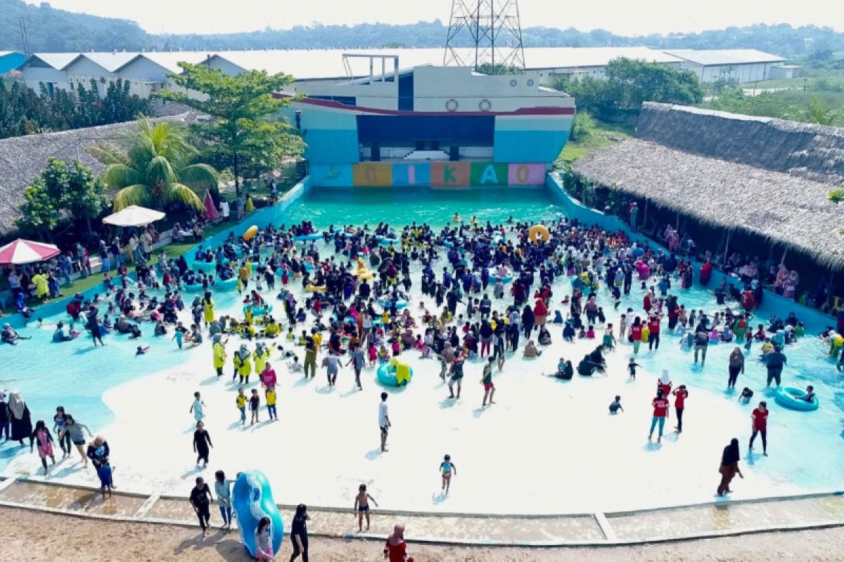 Pengunjung padati objek wisata Cikao Park Purwakarta pada libur panjang Idul Adha