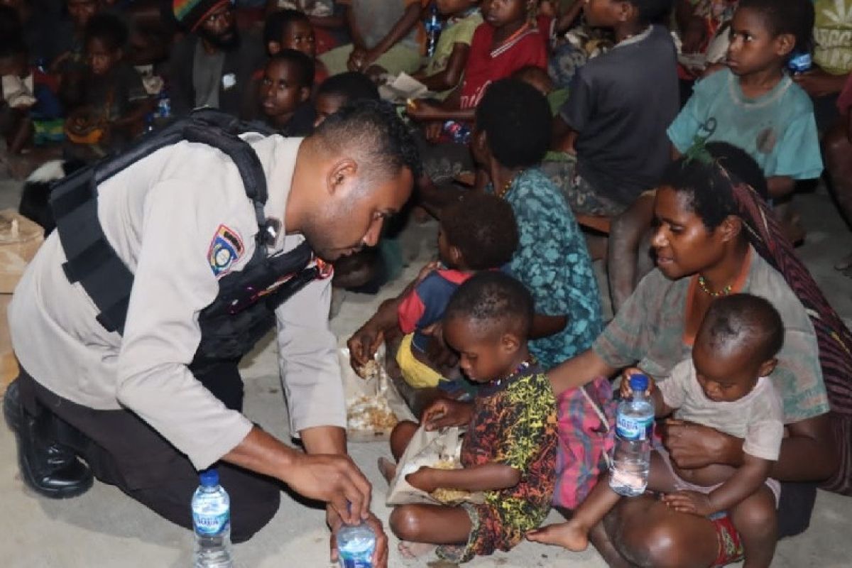 Jalan 4 hari, puluhan warga Distrik Kroptak-Nduga mengungsi ke Kenyam