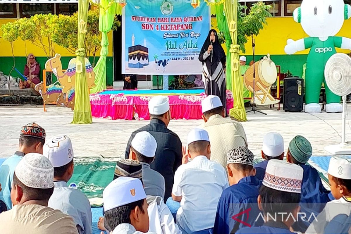 Siswa SDN 4 Ketapang beli sapi kurban dari hasil Jumat Berkah