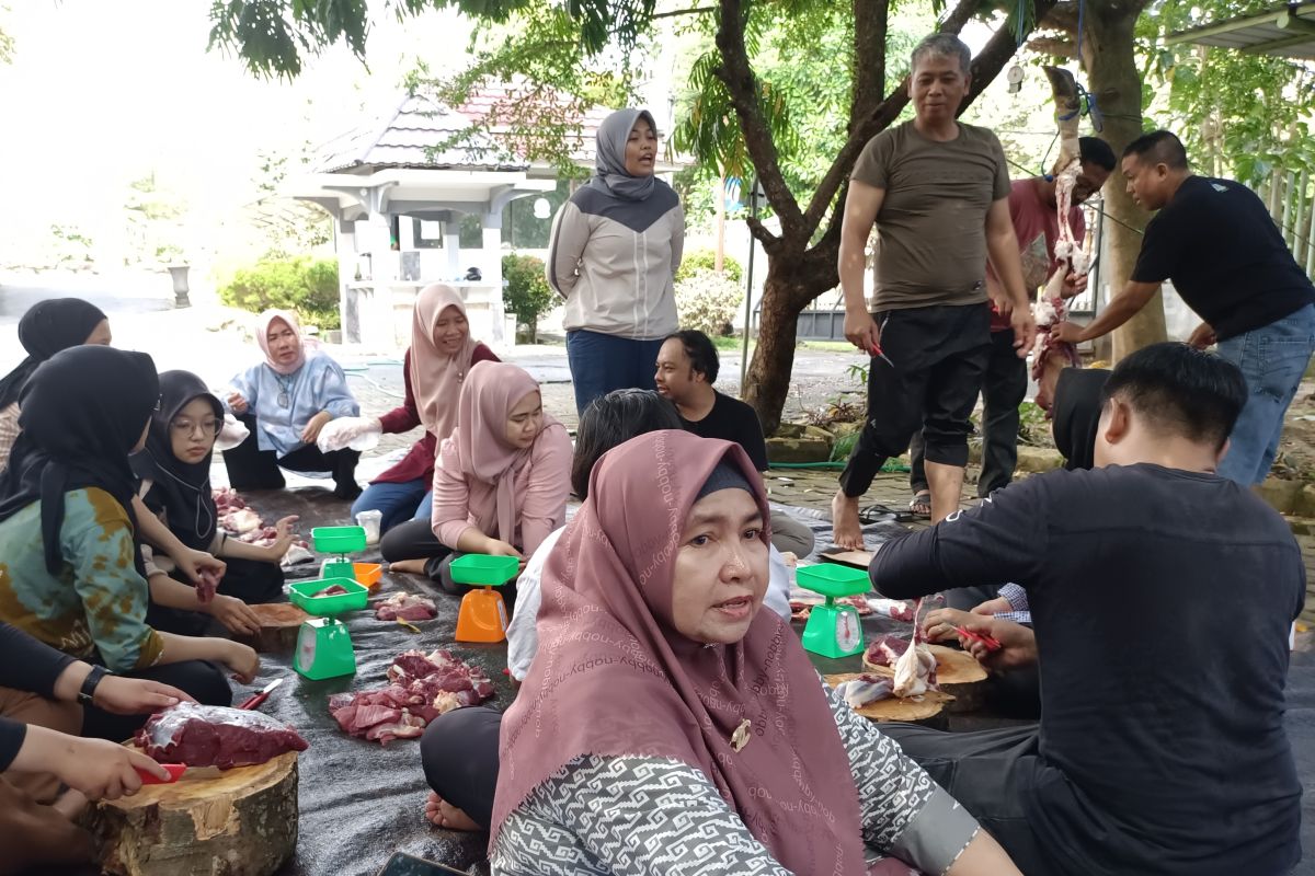 Pemkot Banjarbaru bagikan daging kurban ke penyandang disabilitas