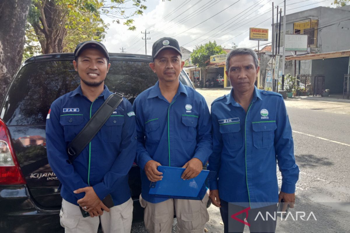 Petugas BMKG mengecek dampak gempa bumi di Bantul