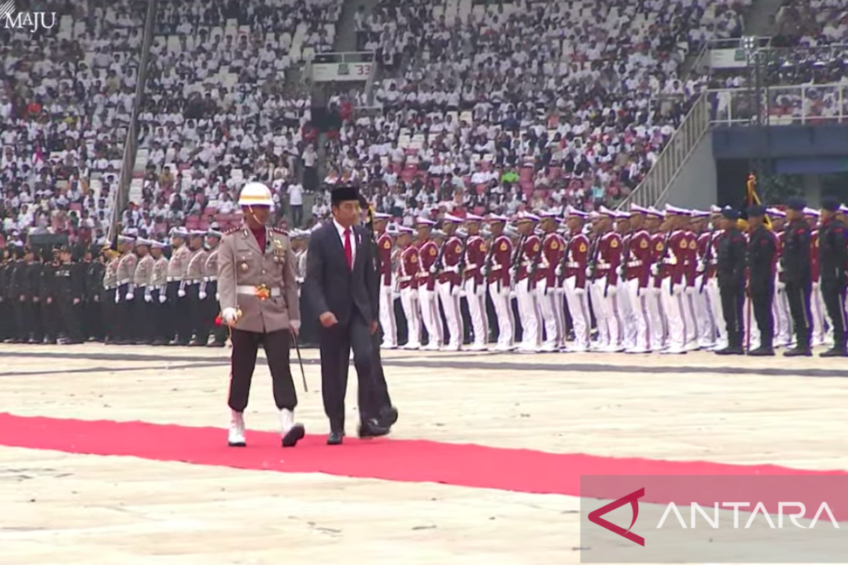 Presiden Jokowi jalan kaki periksa pasukan agar rumput Stadion GBK tidak rusak