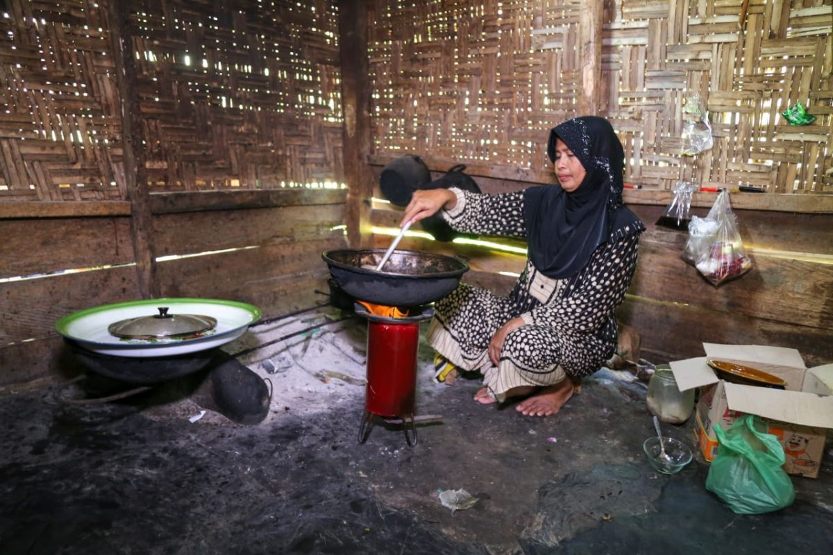 Ministry distributes biomass stoves to villagers in Aceh