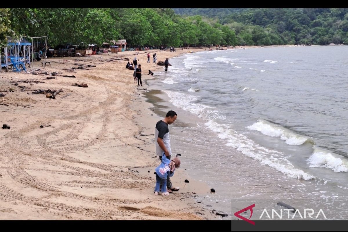Empat ribu lebih pengunjung berlibur ke  Pantai Pulau Datok