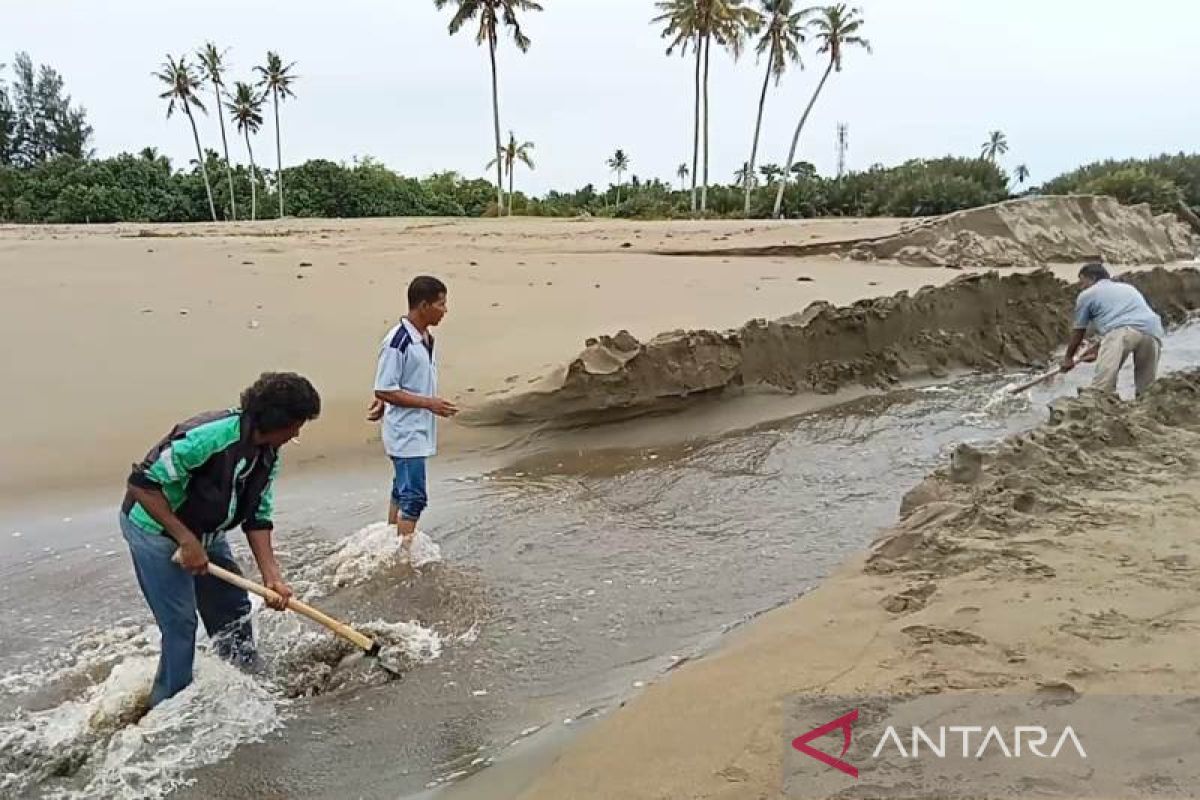 Pemerintah desa di Aceh Barat keruk muara sungai untuk atasi banjir