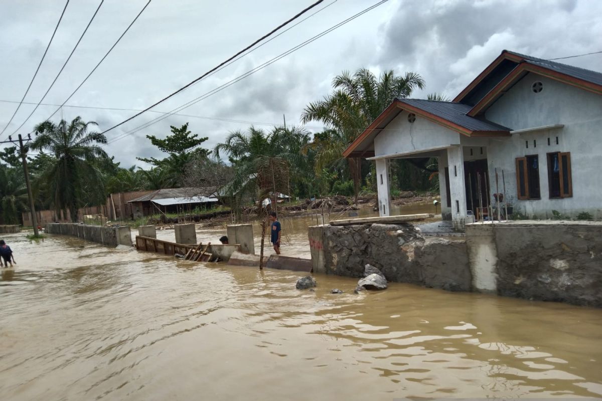 Wilayah hilir Aceh Tamiang diterjang banjir luapan sungai saat tanggul sedang dibangun