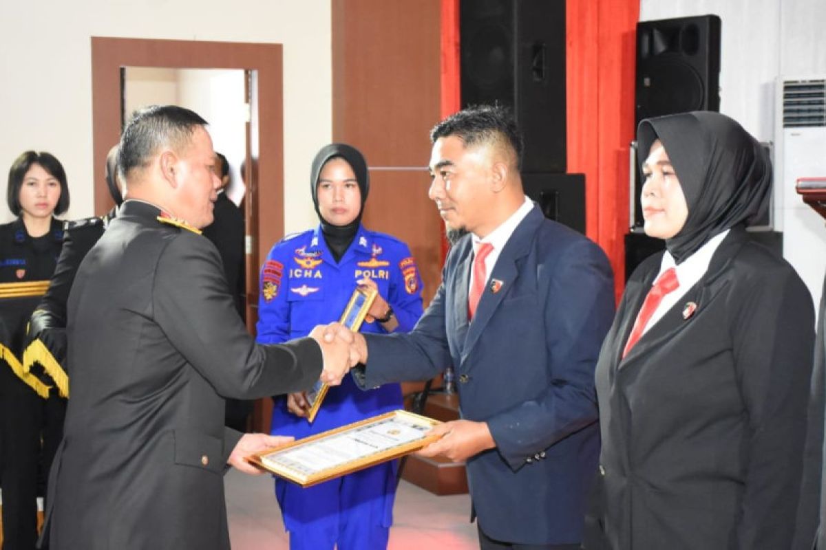 Polda Sulteng berikan penghargaan 45 personel Polri berprestasi
