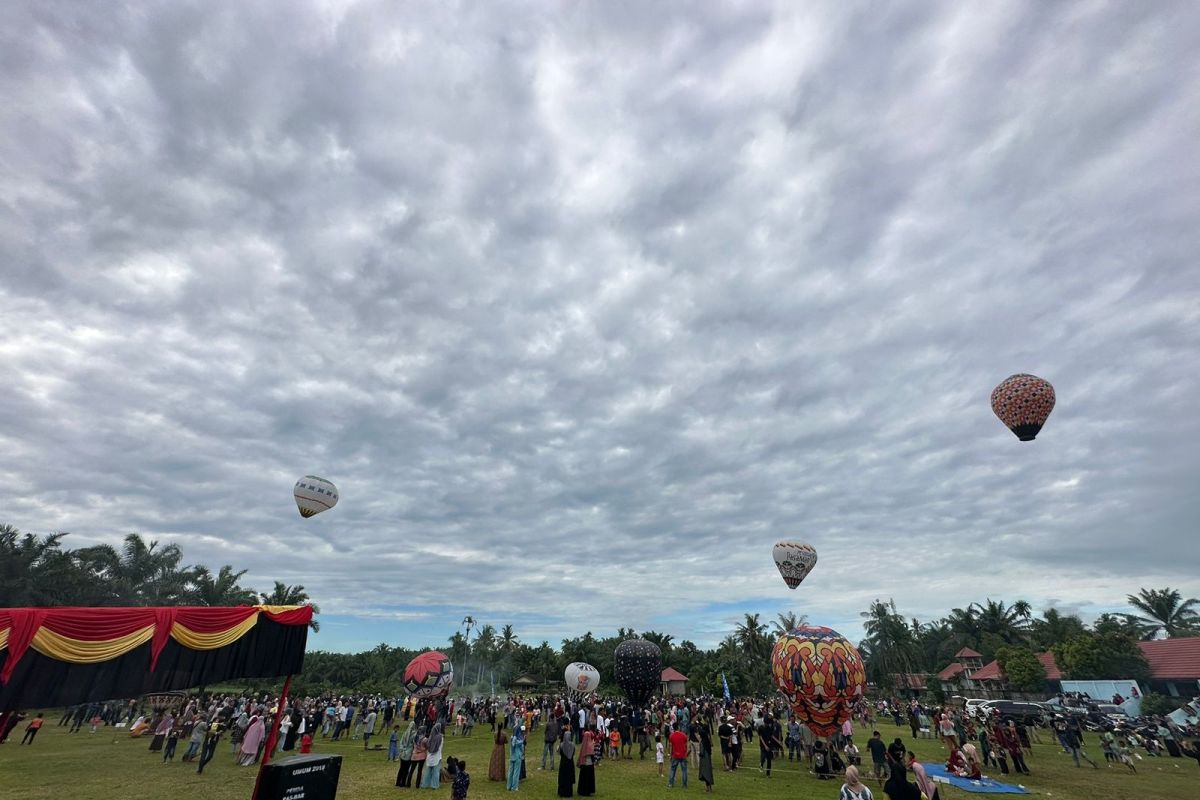 Festival balon udara meriahkan Idul Adha di Mahakarya Pasaman Barat (Video)