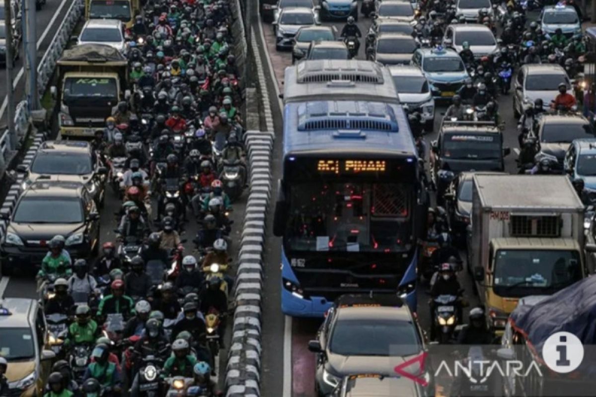 Pj Gubernur Jakarta kaji jam kantor bisa mundur 90 menit