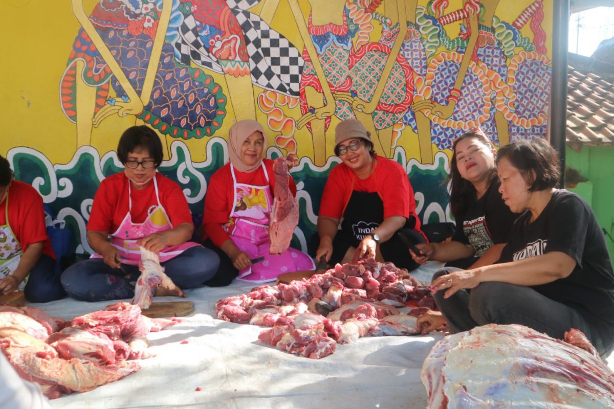 DPC PDI Perjuangan Kota Yogyakarta bagikan 800 paket daging kepada masyarakat
