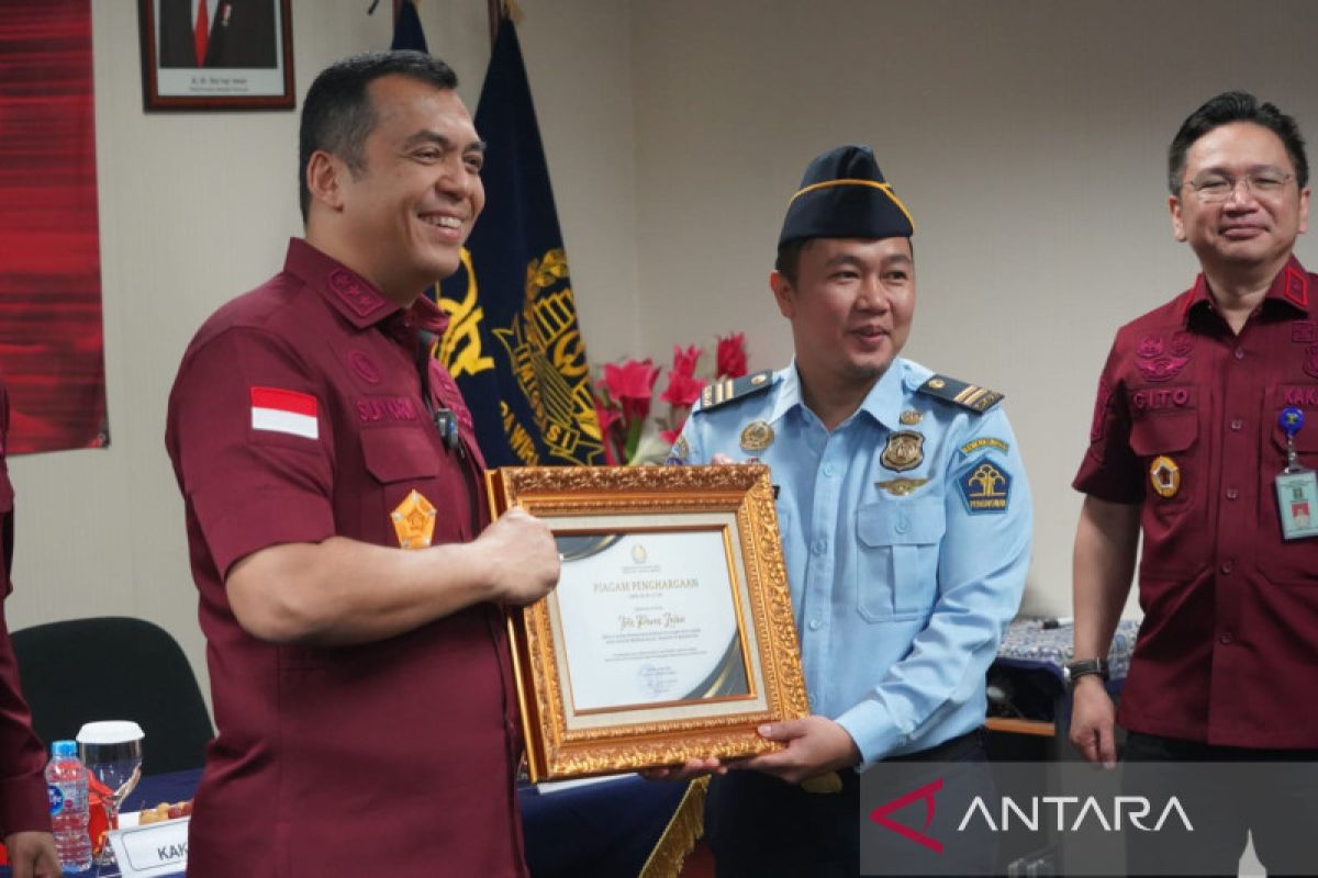 Imigrasi Denpasar berikan penghargaan petugas tangkap buronan Interpol
