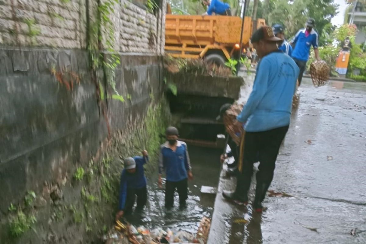 PUPR Denpasar gencarkan angkut sampah di sungai cegah banjir