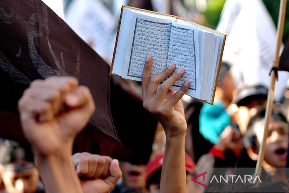 Anggota kelompok ultranasionalis Denmark bakar Al Quran di depan Kedutan Besar Turki