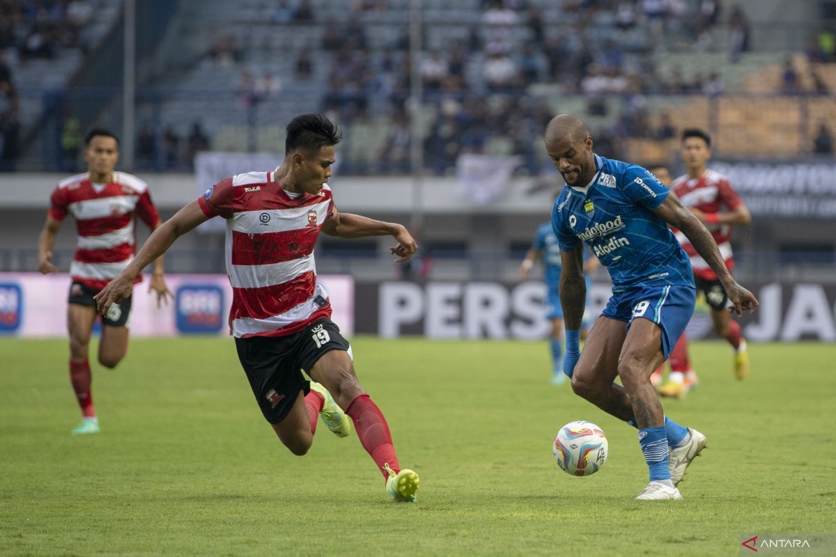 Lebih muda, Madura United justru lebih dominan atas Persib