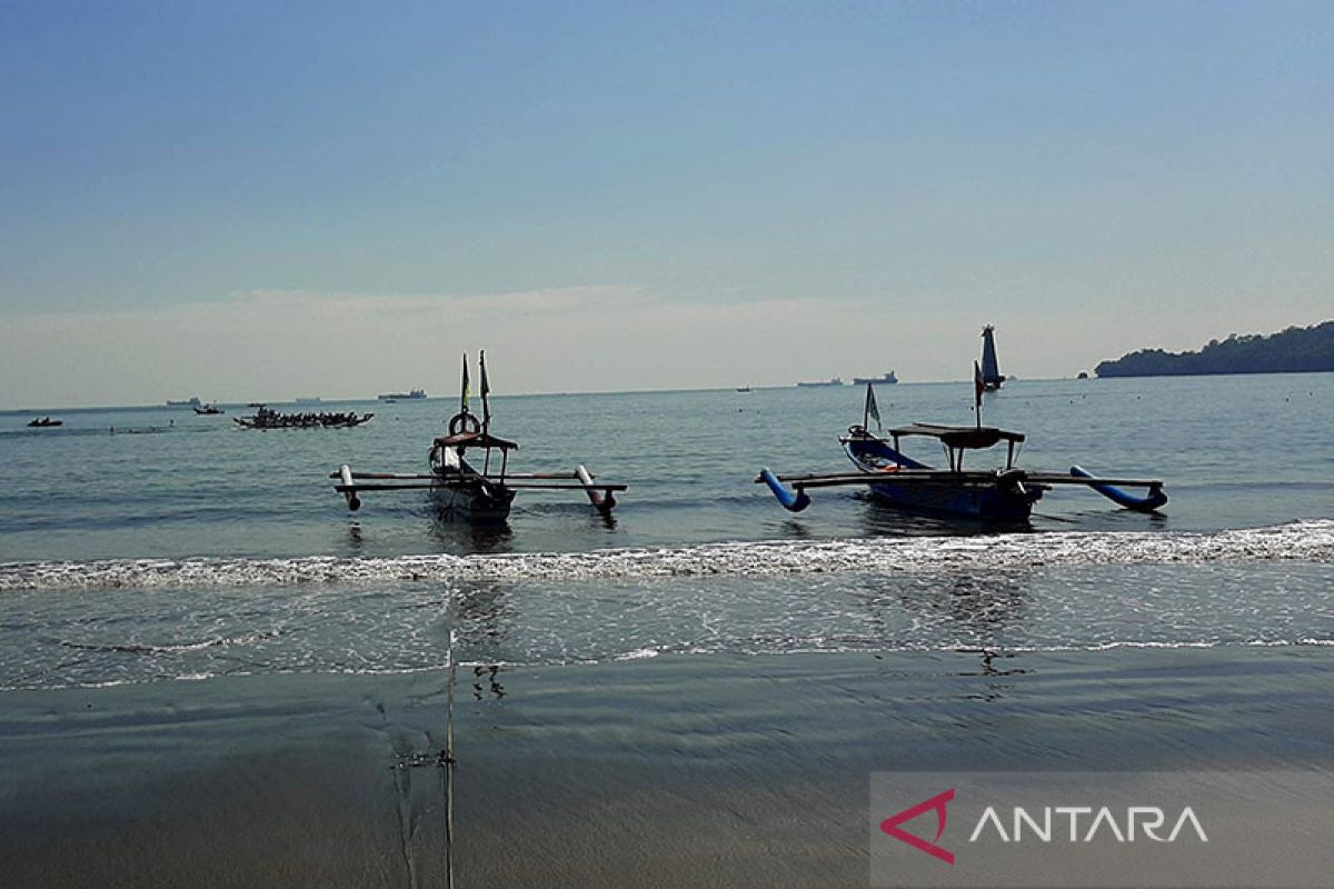 Nelayan dan wisatawan diimbau waspadai gelombang tinggi di laut selatan Jabar hingga DIY