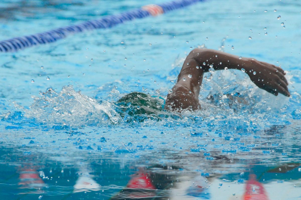 Tubuh tetap butuh hidrasi selama berenang