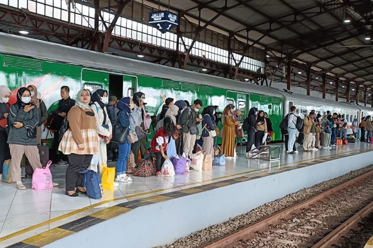 Volume pelanggan kereta jarak jauh naik 53 persen pada semester-I 2023