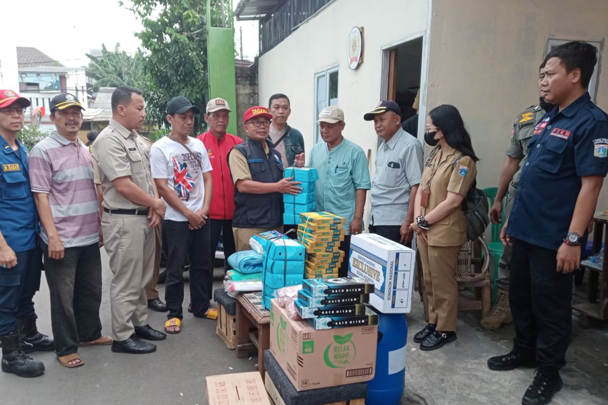 Pemkot Jaktim berikan bantuan bagi korban kebakaran di bantaran rel