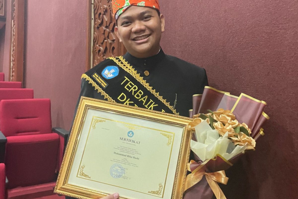 Rifai Hasbi, mahasiswa FKG UI raih juara 1 duta bahasa DKI Jakarta