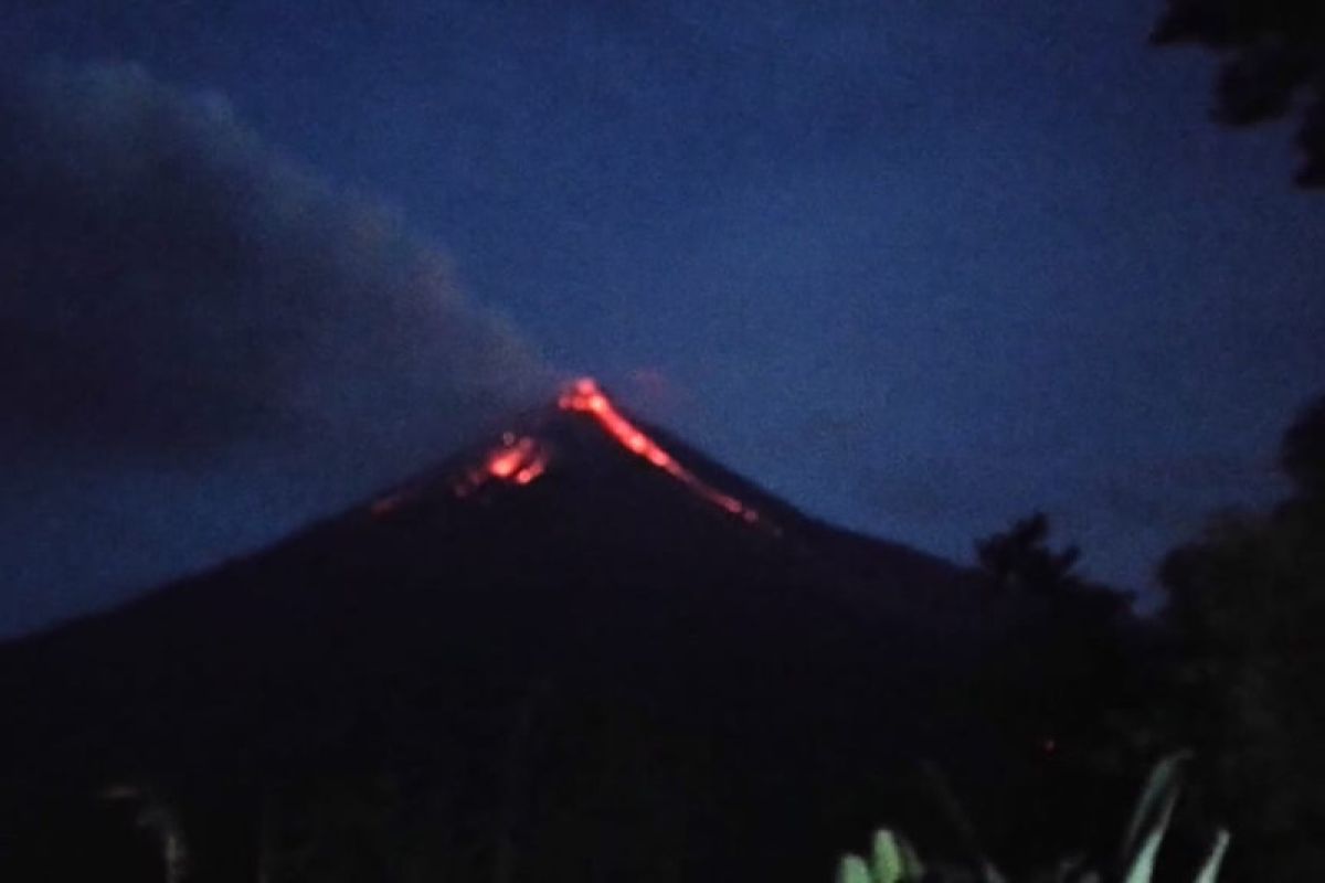 Pos PGA: Guguran lava pijar gunung Karangetang masih terpantau