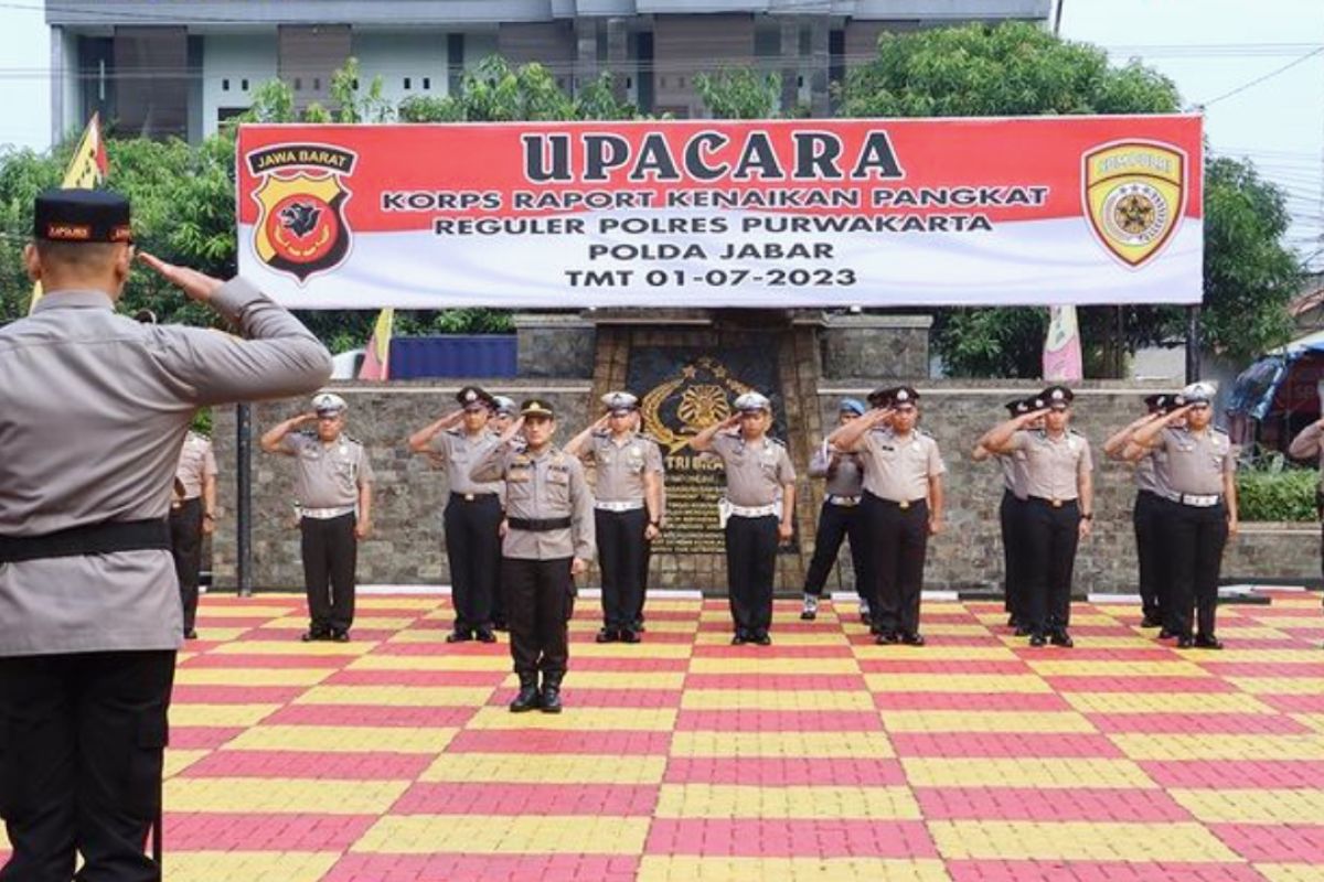 Puluhan anggota Polres Purwakarta naik pangkat di Hari Bhayangkara