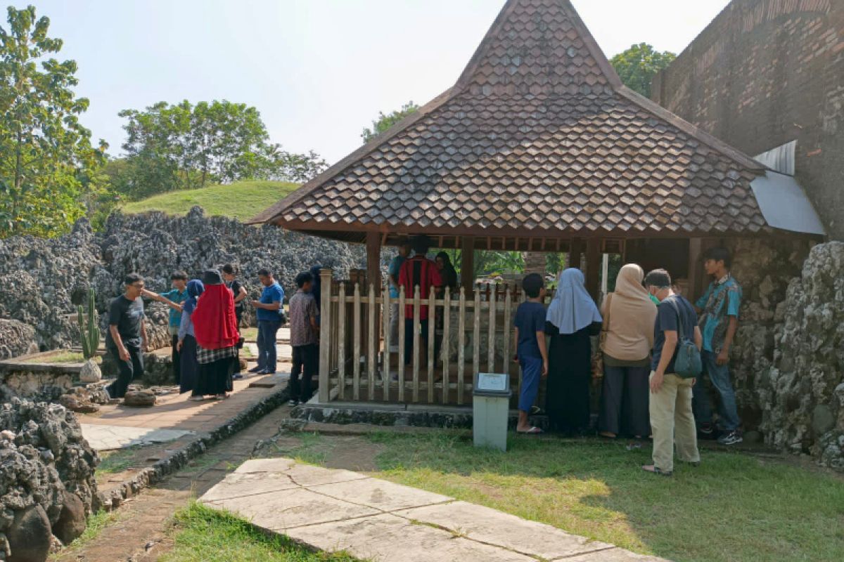 Ribuan wisatawan kunjungi Goa Sunyaragi Cirebon Libur Idul Adha