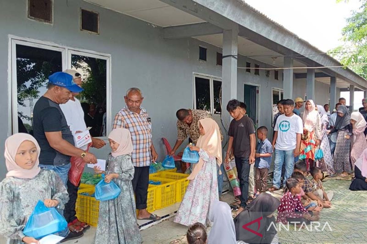 300 anak yatim di Aceh Timur disantuni saat kenduri laut