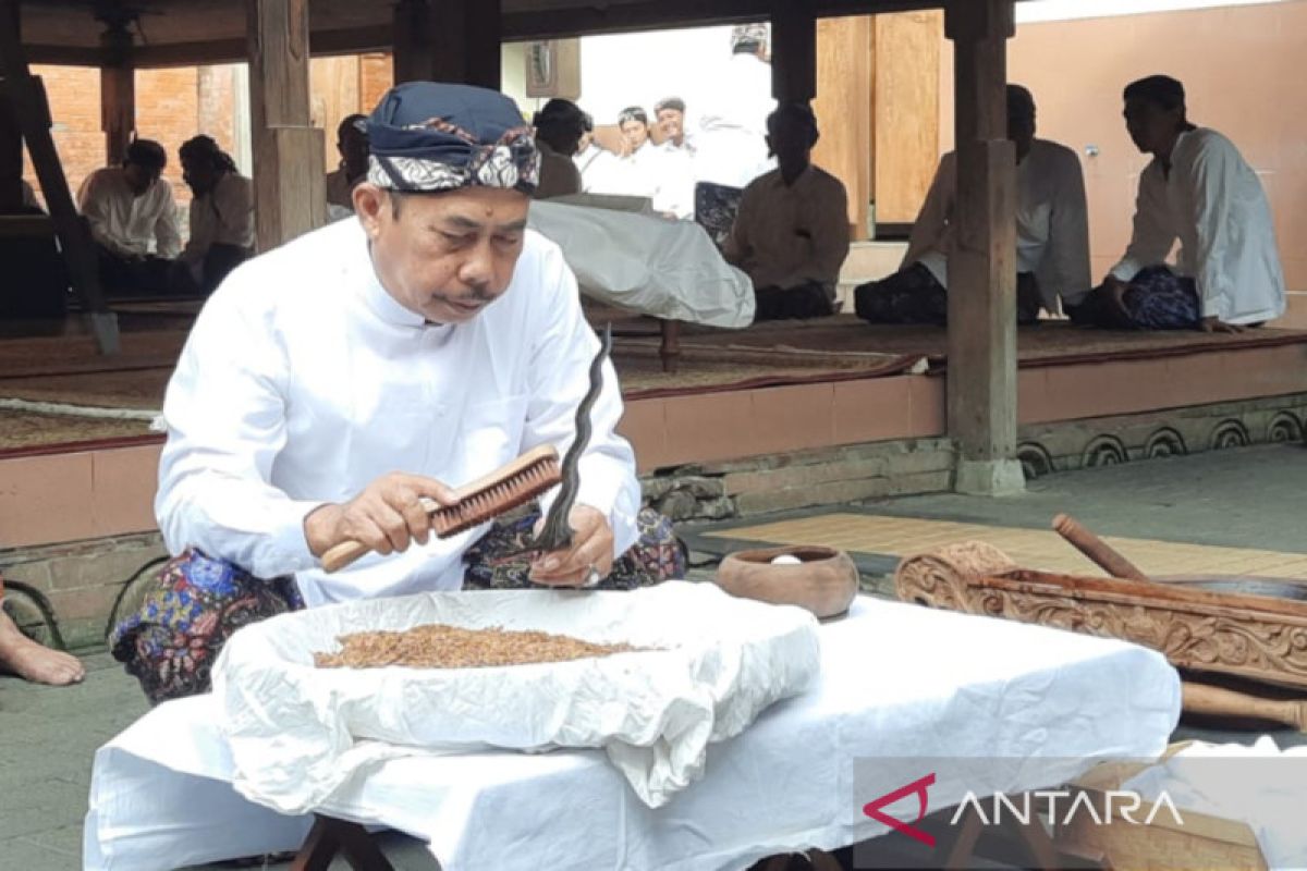 Penjamasan keris Kiai Cinthaka digelar di kompleks Masjid Sunan  Kudus