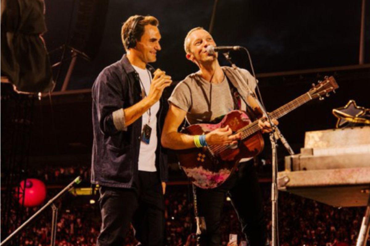Federer duet bareng Coldplay di konser Swiss