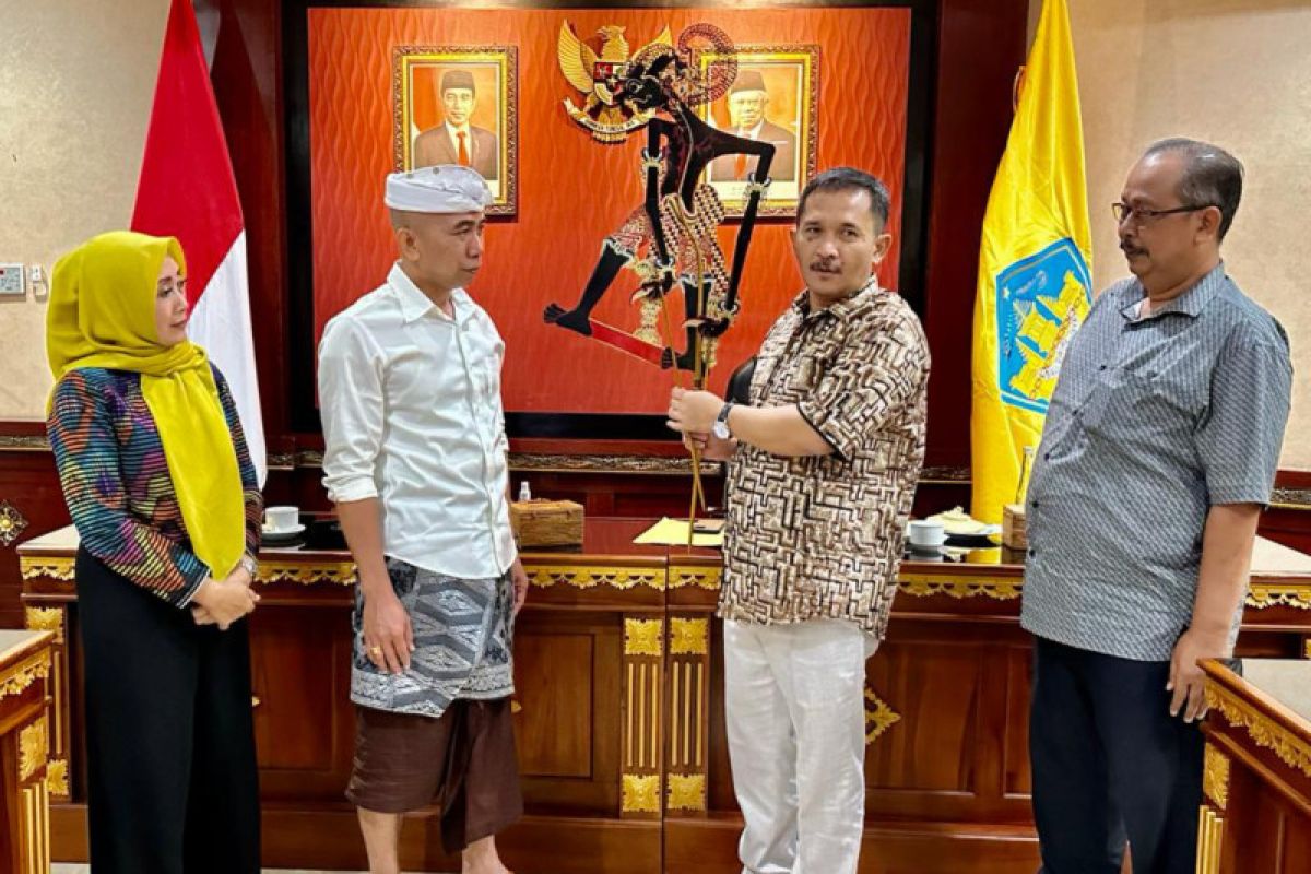 Berkunjung ke Bali, Komisi A DPRD DIY berikan cenderamata wayang kulit Werkudoro
