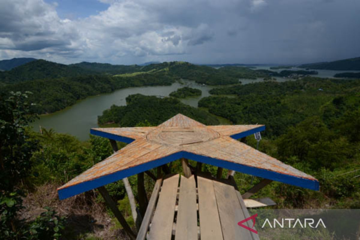 Memandang keindahan alam dari situs Geopark Bukit Matang Keladan