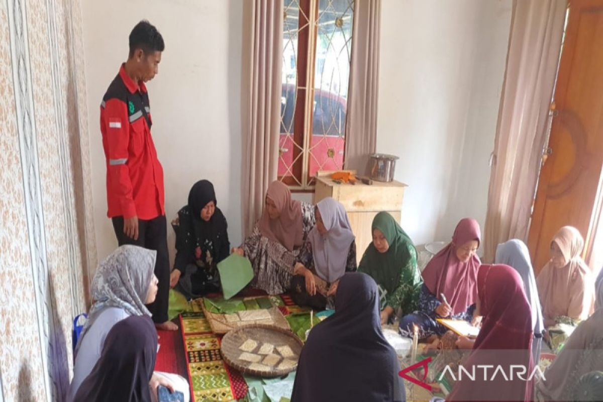 Anggota PKK Desa Sibanggor Jae dapat pelatihan pembuatan tempe dari PT SMGP