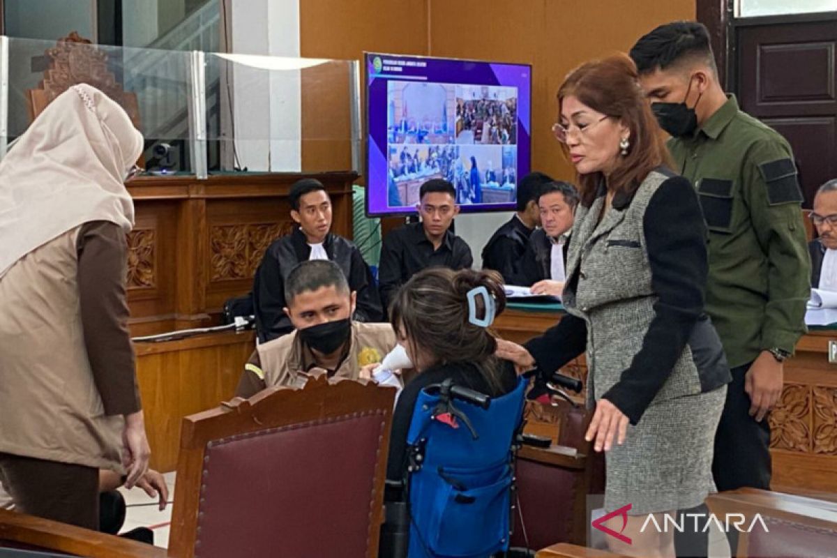 Hakim lanjutkan sidang Mario-Shane usai saksi Amanda sesak napas