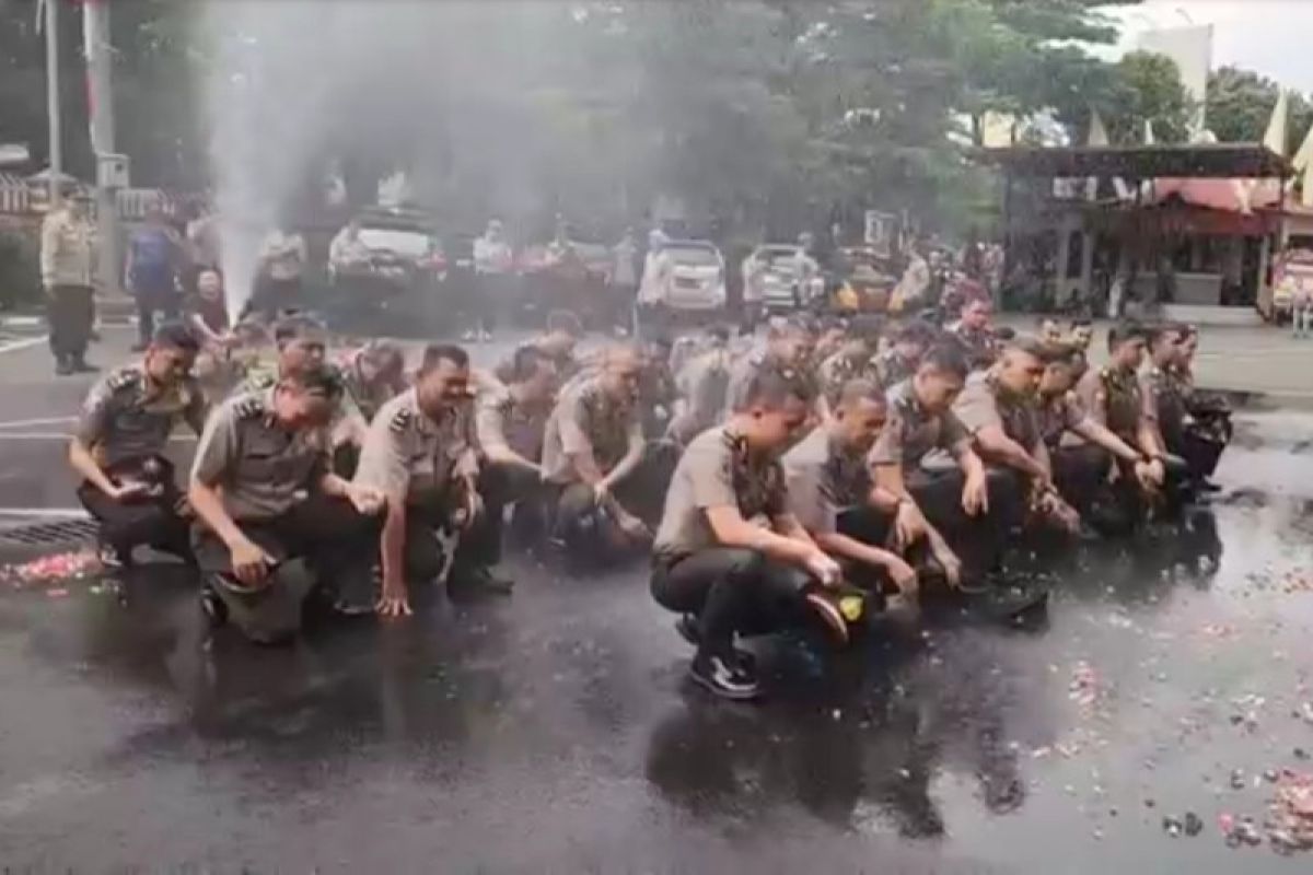 Polres Jaksel Beri Kenaikan Pangkat 43 Personel Berprestasi - ANTARA News