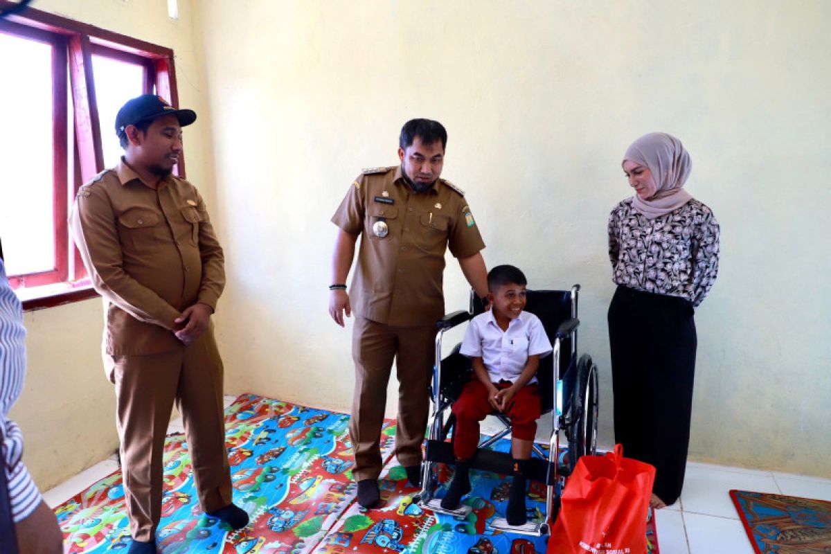 Pj Bupati Aceh Besar serahkan kursi roda bantuan Kemensos