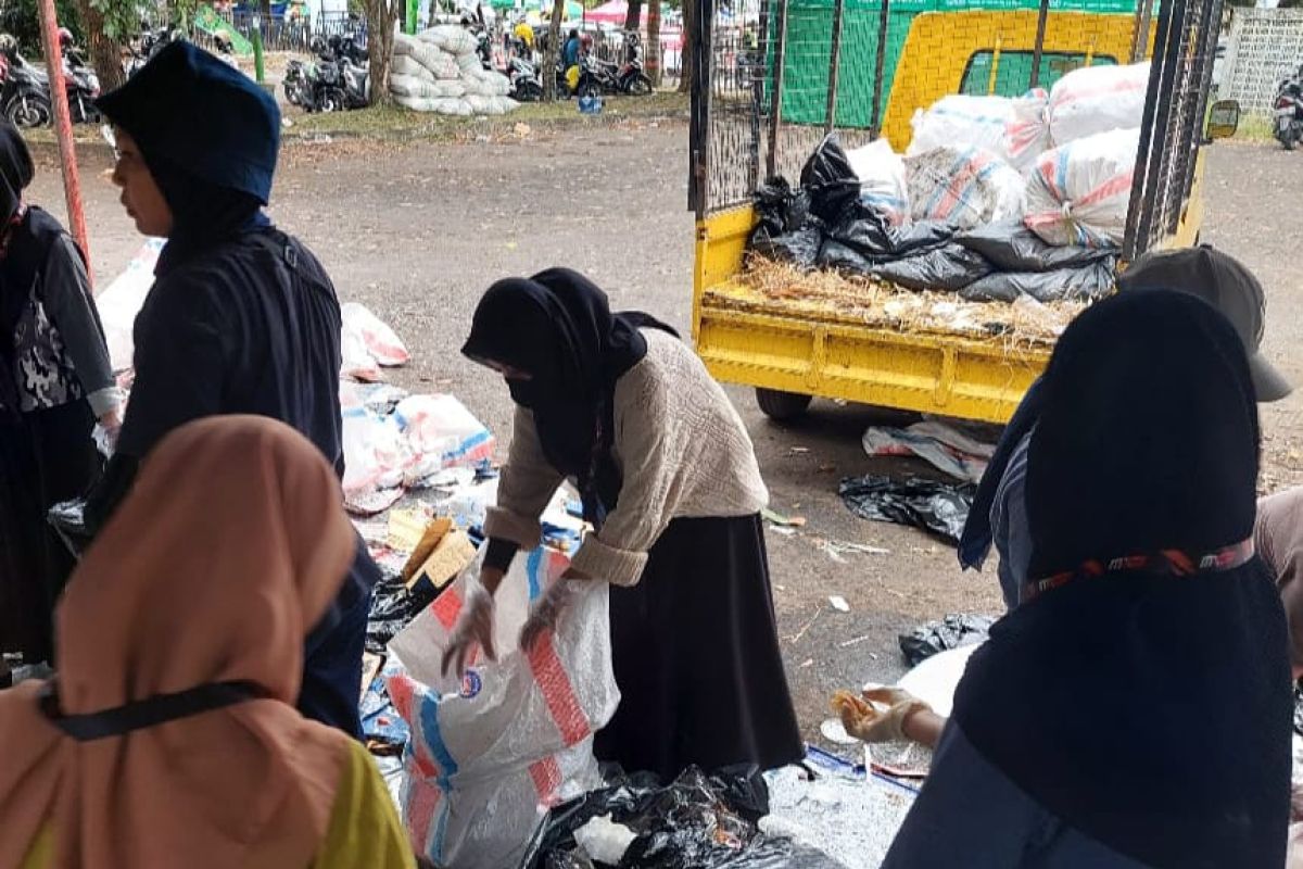 DLH Mataram lakukan pemilahan sampah kegiatan  MXGP Lombok