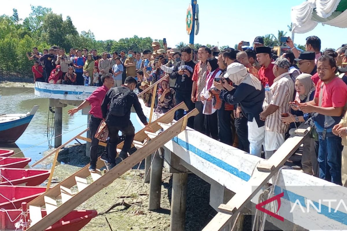 Menteri Sosial RI salurkan bantuan kapal penangkapan ikan