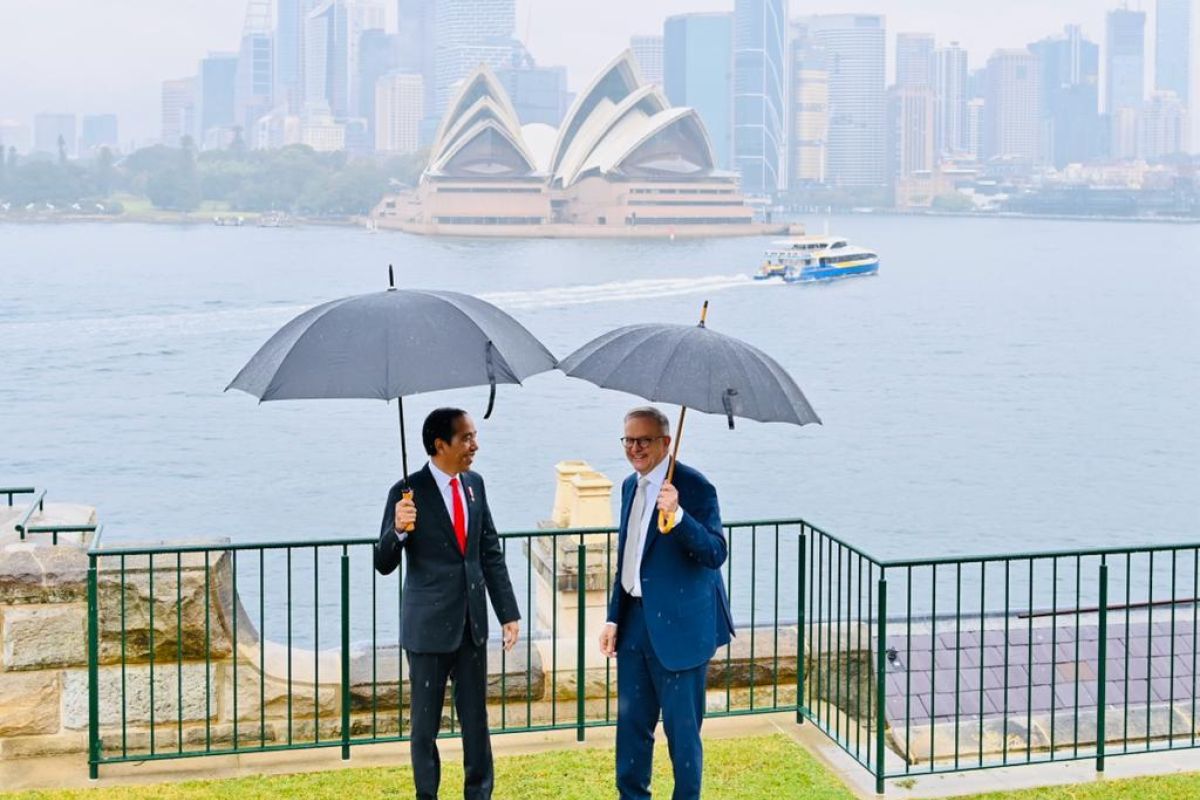 PM Albanese-Jokowi  pandangi Sydney Opera House di bawah rintik hujan