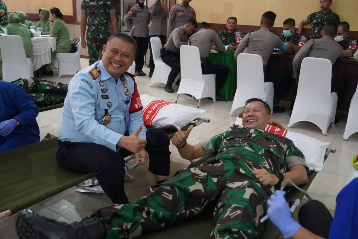 Korem 102/Pjg  baksos donor darah sambut HUT Kodam XII/Tpr