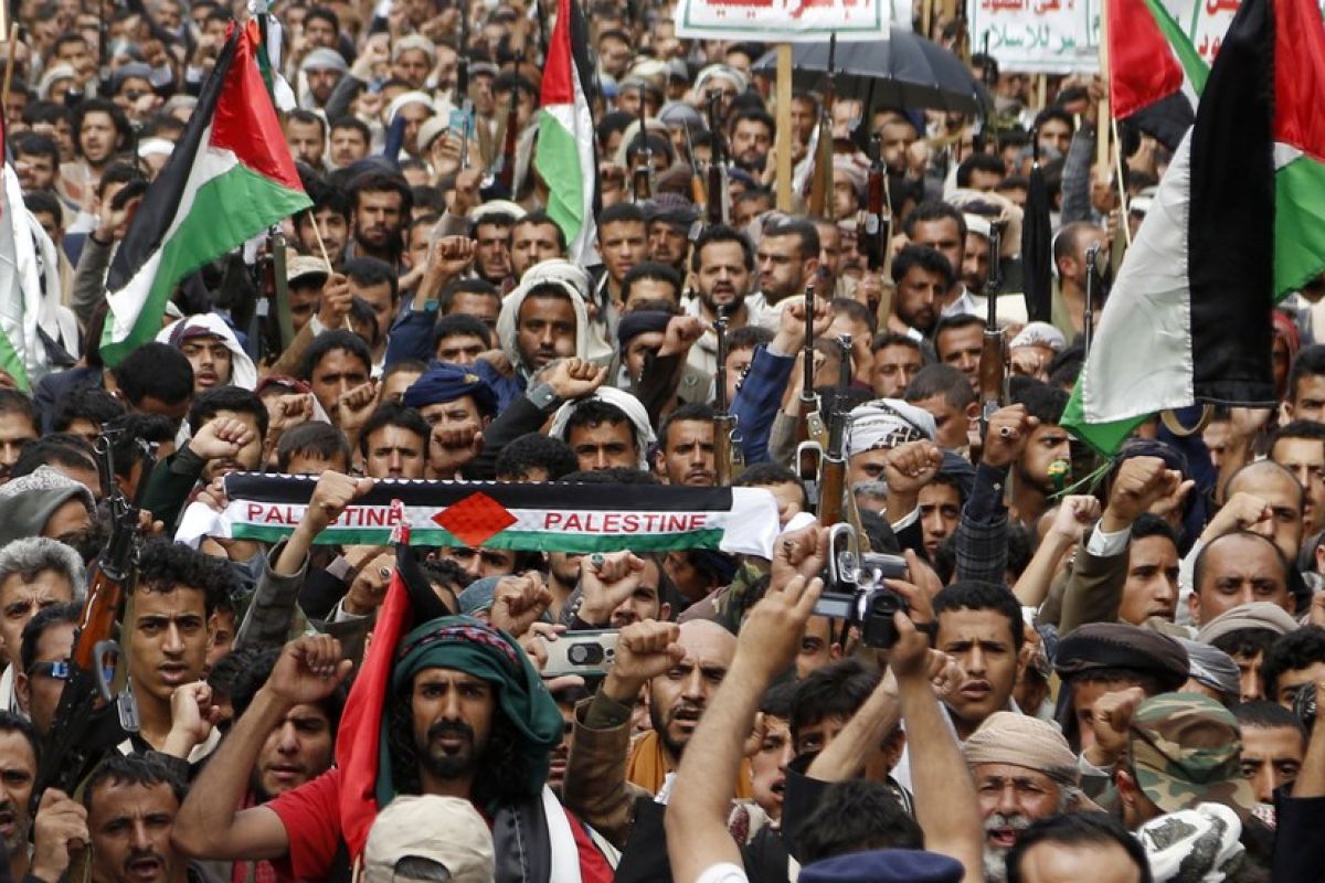 Ribuan orang berunjuk rasa di Yaman menentang serangan Israel