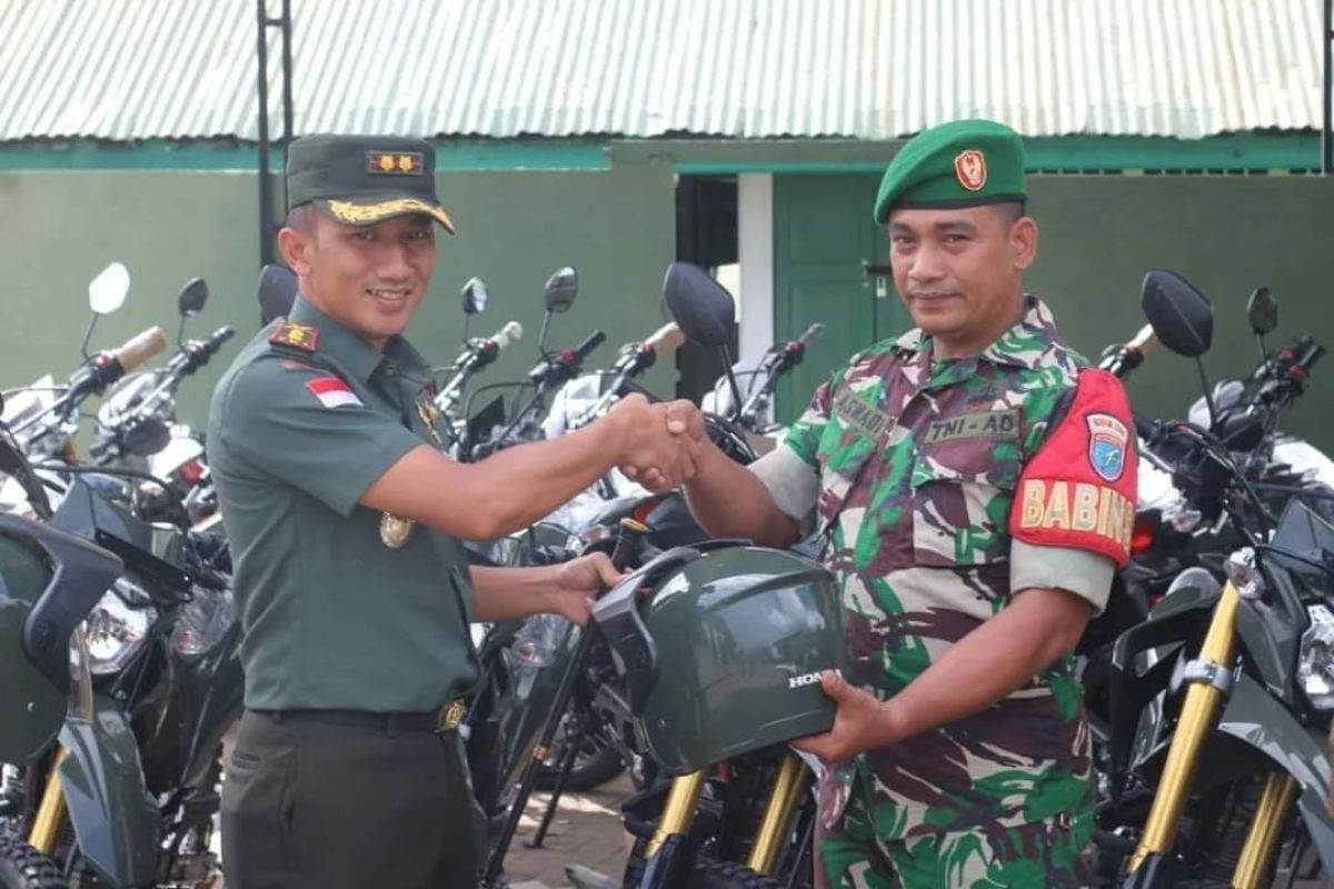 Menhan bantu sepeda motor kepada Babinsa di Sanggau Kalbar