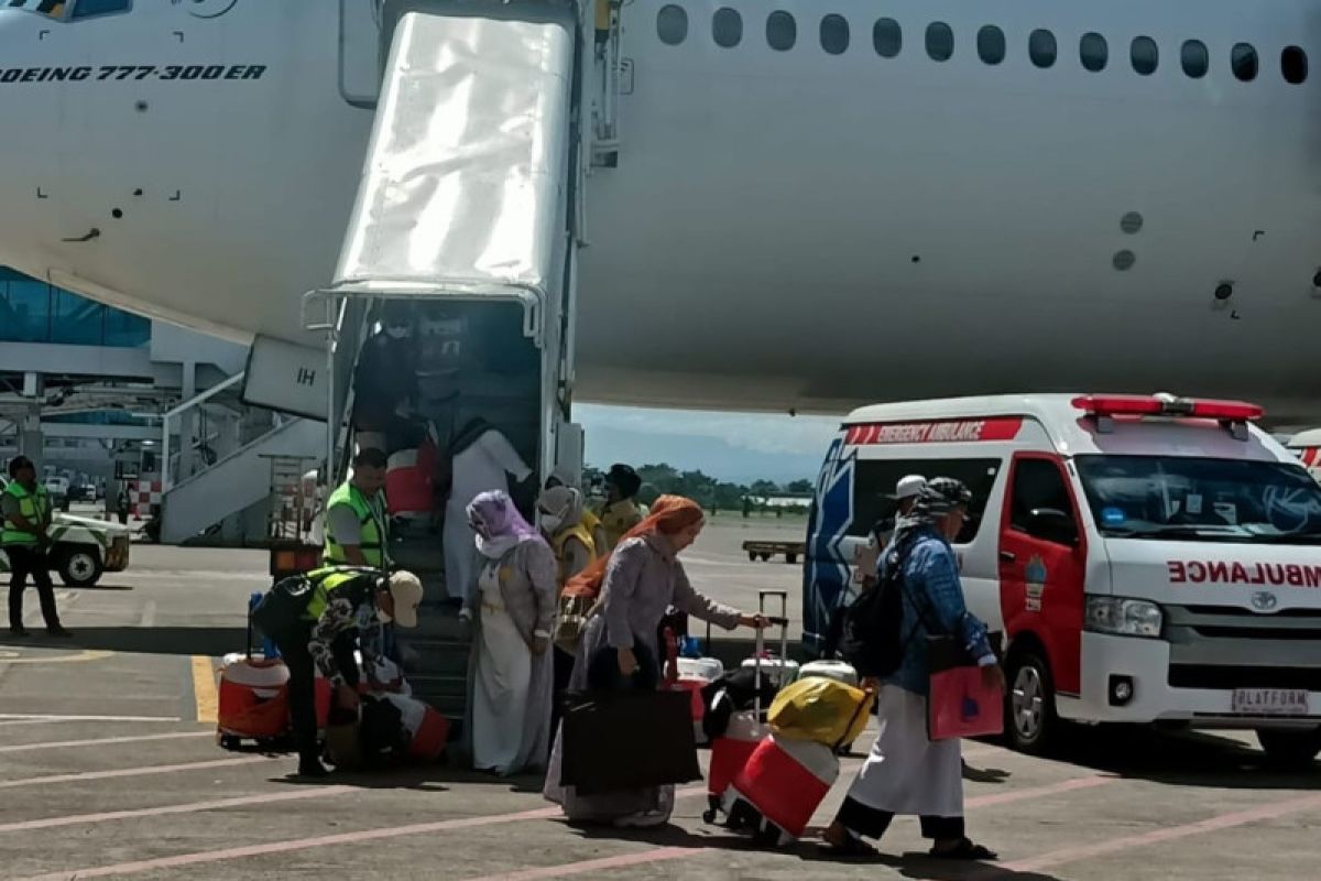 Haji Embarkasi Makassar gunakan baju berlapis hindari kelebihan bagasi