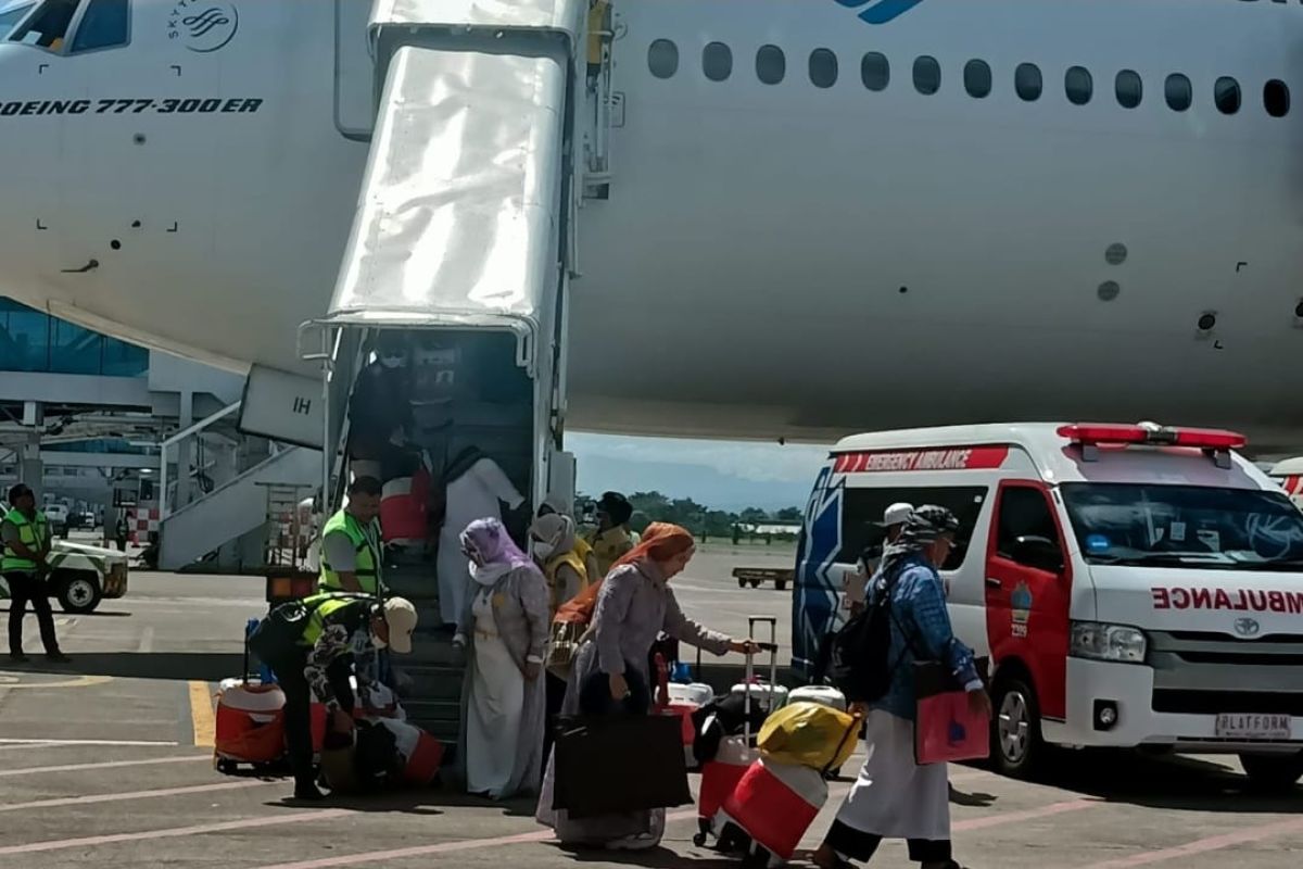 Haji Embarkasi Makassar gunakan baju 15 lapis hindari kelebihan bagasi