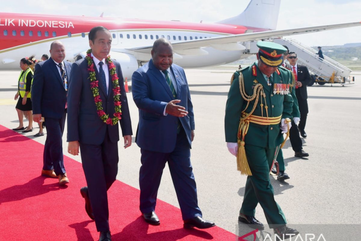 Jokowi greeted by PM James Marape on arrival in PNG