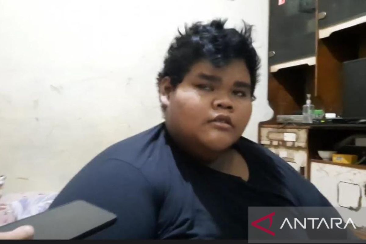 Pria obesitas dari Jakarta Timur itu hanya bisa berbaring di rumah